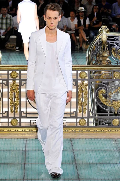 Look 10